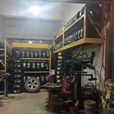 LH Custom Logo Giá đỡ lốp xe hạng nặng, Giá treo lốp dày, Giá trưng bày bằng thép cho cửa hàng